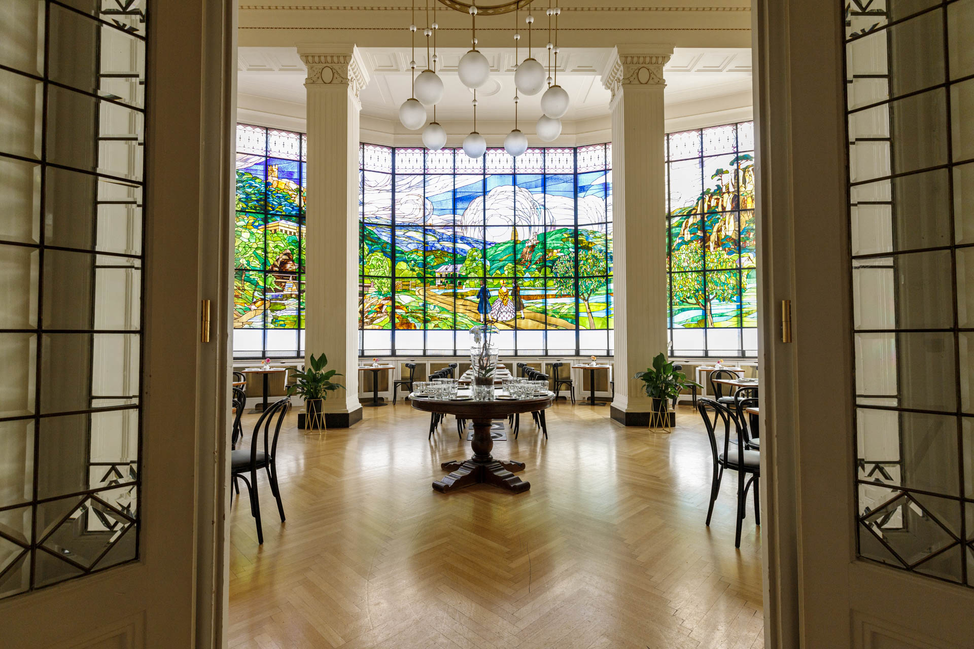Weilburgsaal mit Glasbild