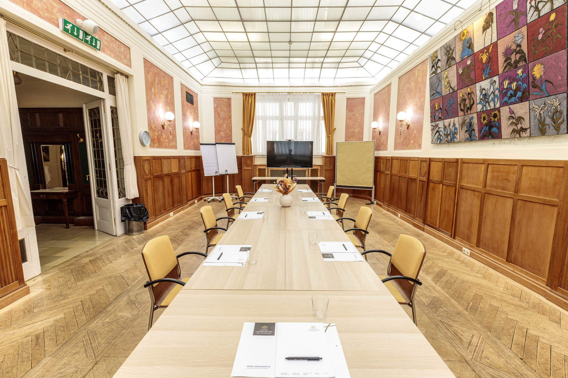 Holzvertäfelter Salon