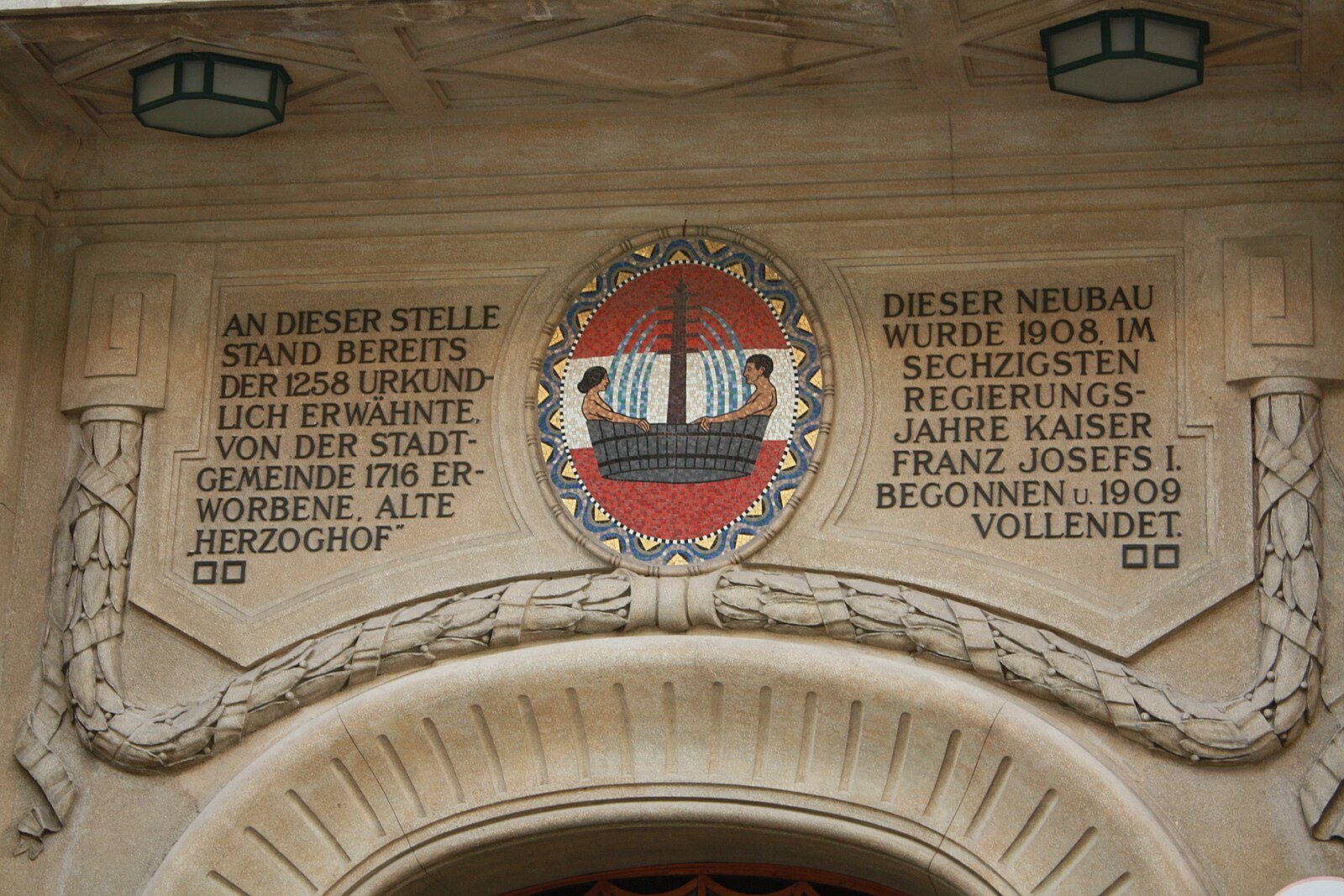 Inschrift über dem Eingang Theresiengasse